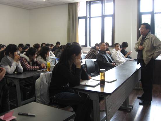 图为张生泉老师在动员大会的讲话